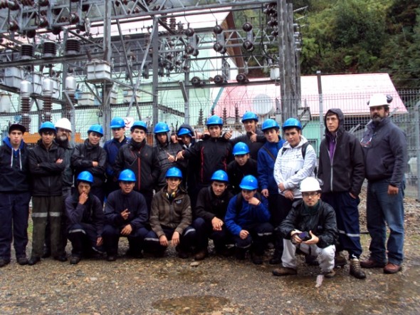 Alumnos de Electricidad del Liceo Agricola visitan Planta Edelaysen en Puerto Aysén