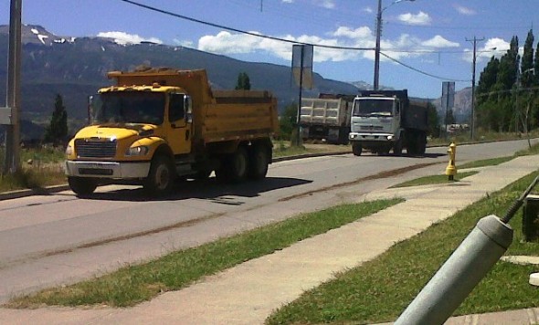 Camiones en convoy transitan a diario por calle Circunvalación Oriente Poniente el único acceso a Villa Estancia Austral de Socovesa.