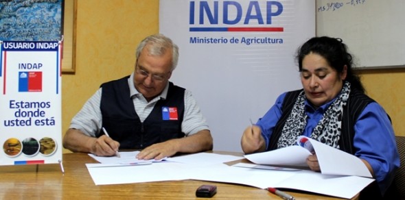 Director regional de Indap, Carlos Hennicke, junto a la presidenta de la Asociación Gremial de Mujeres Campesinas, Patricia Mansilla.