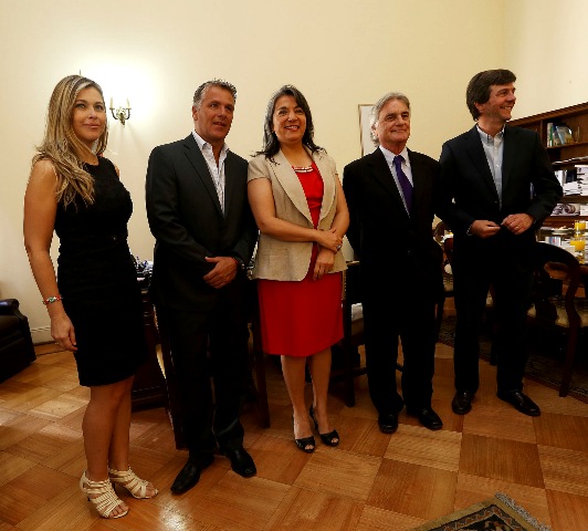 Ministra Villegas y equipo documental