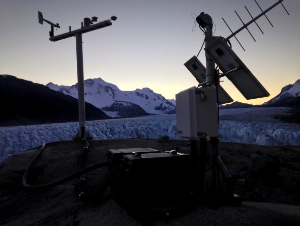 Sensores junto a estación meteorológica en Lago Cachet