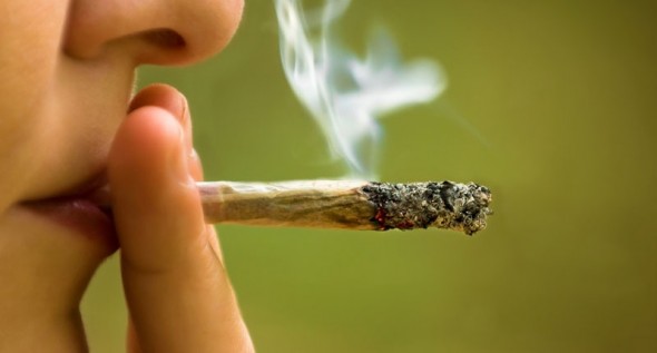 mujer-fumando-cannabis